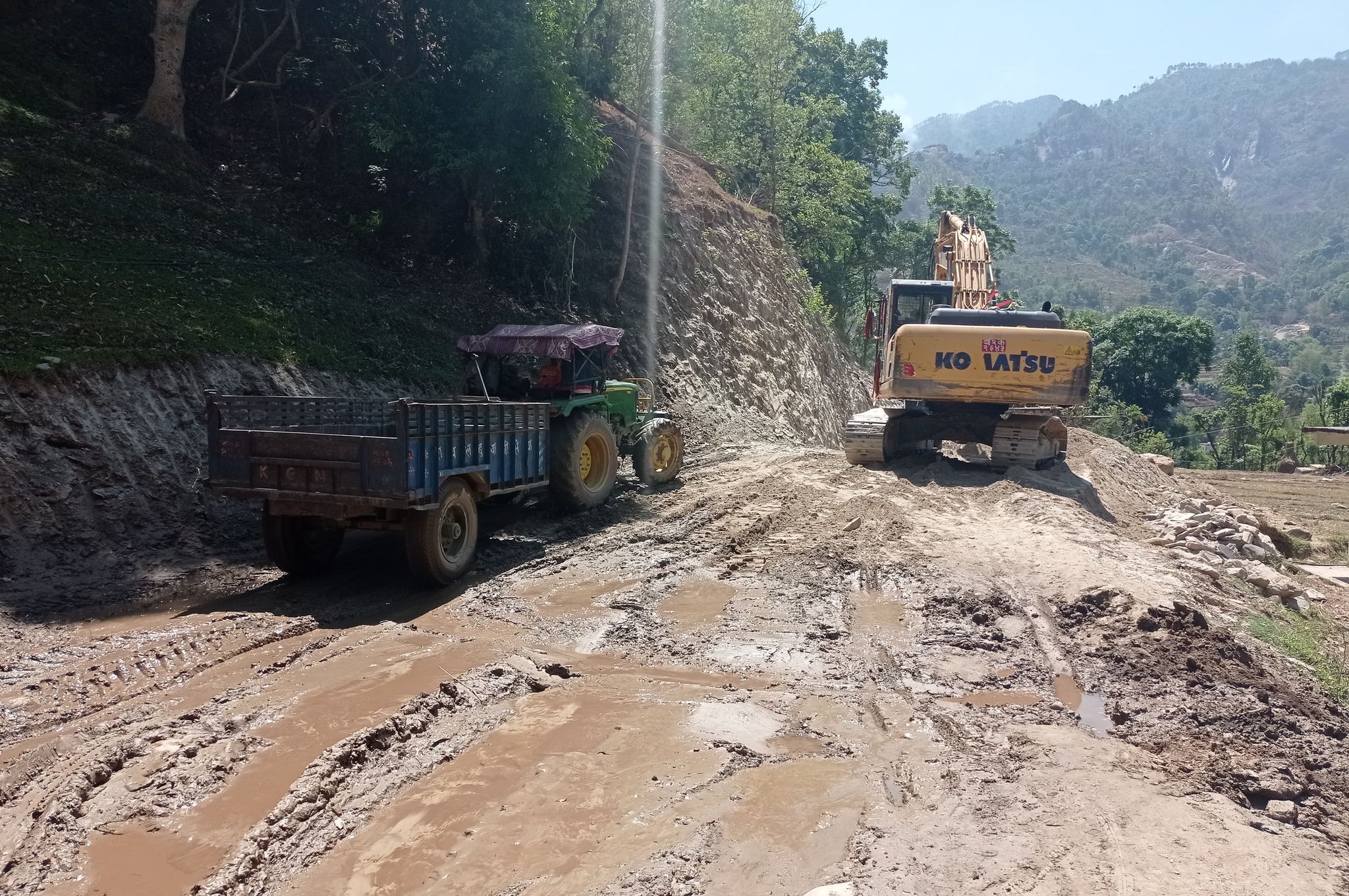 दार्चुलाको अम्तोलीमा सडक पुगेपछि स्थानीयबासी खुसी 